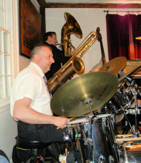 Tom Palinko drums, Vince tuba