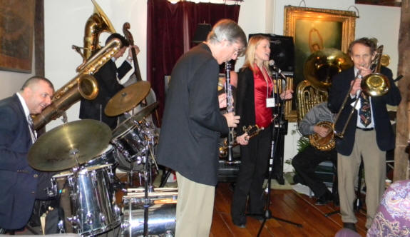 Palinko smiling, Joe clarinet, Bria singing, Barta banjo, Herb trombone